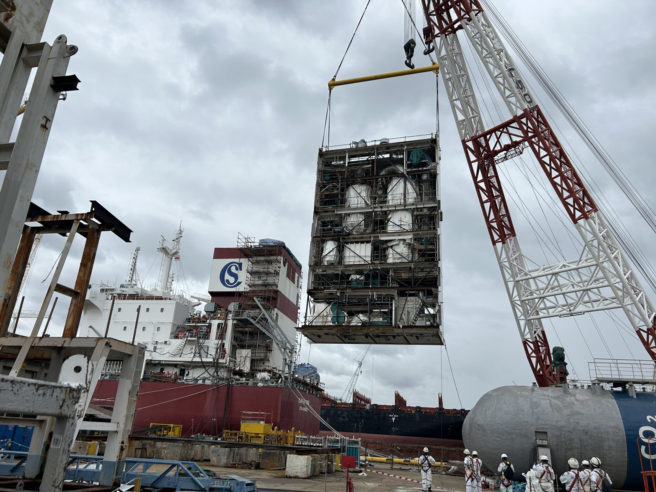 OCCS-montering-4 The OCCS-chimney is being hoisted on board Clipper Eris at Seatriume yard, Singapore.