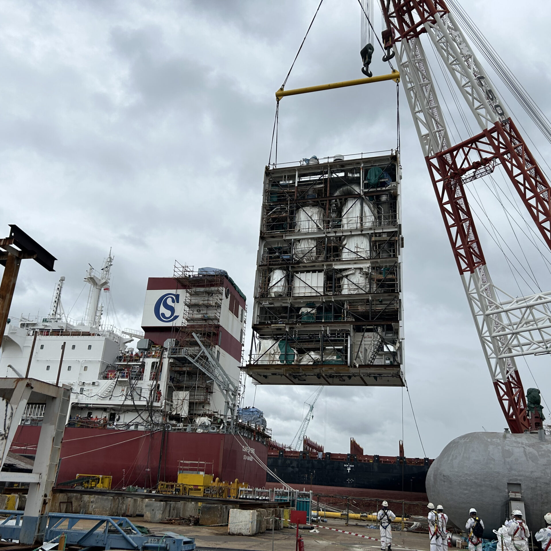 OCCS-montering-4 The OCCS-chimney is being hoisted on board Clipper Eris at Seatriume yard, Singapore.